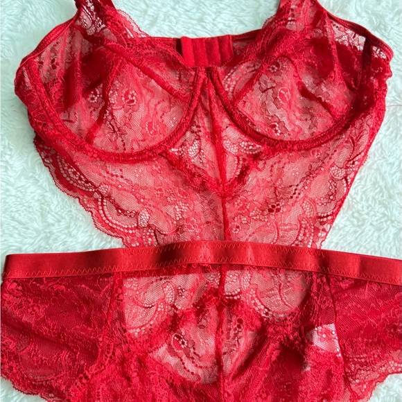 Elegant Red Lace Lingerie Set - Picture 4 of 11